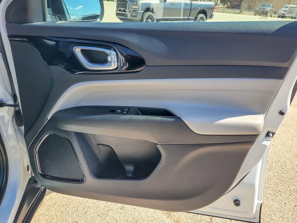 Used 2023 Jeep Compass Limited image 23