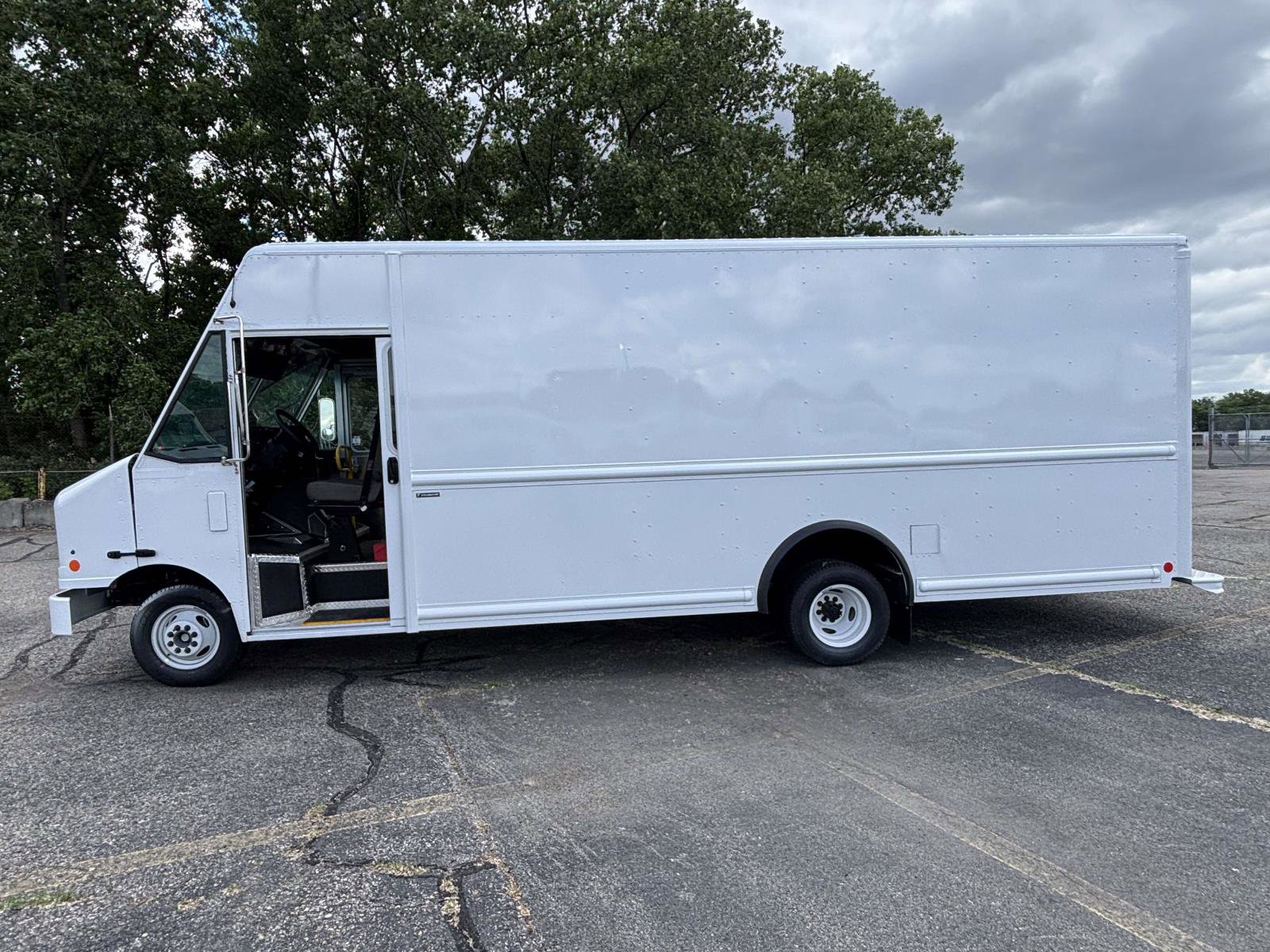 New 2027 Ford E-450 and Econoline 450 Super Duty w/ A/C Prep Package RWD image 2