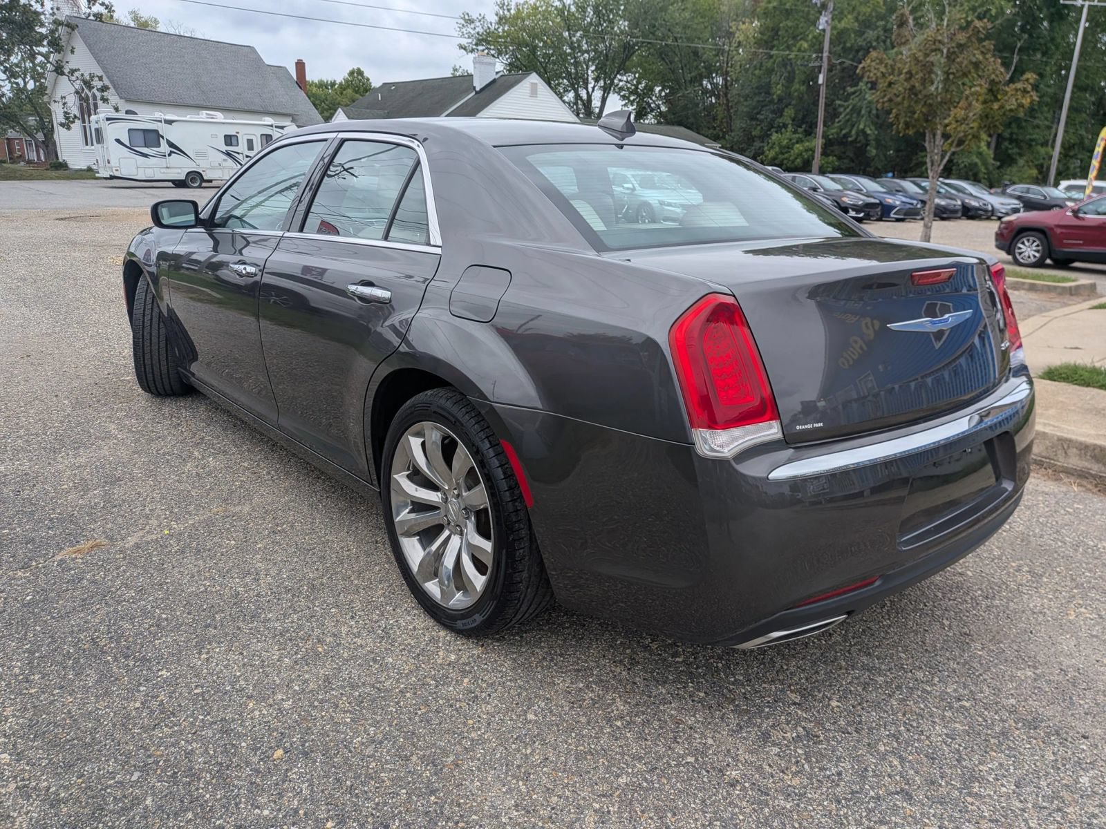 Used 2019 Chrysler 300 Limited RWD image 2