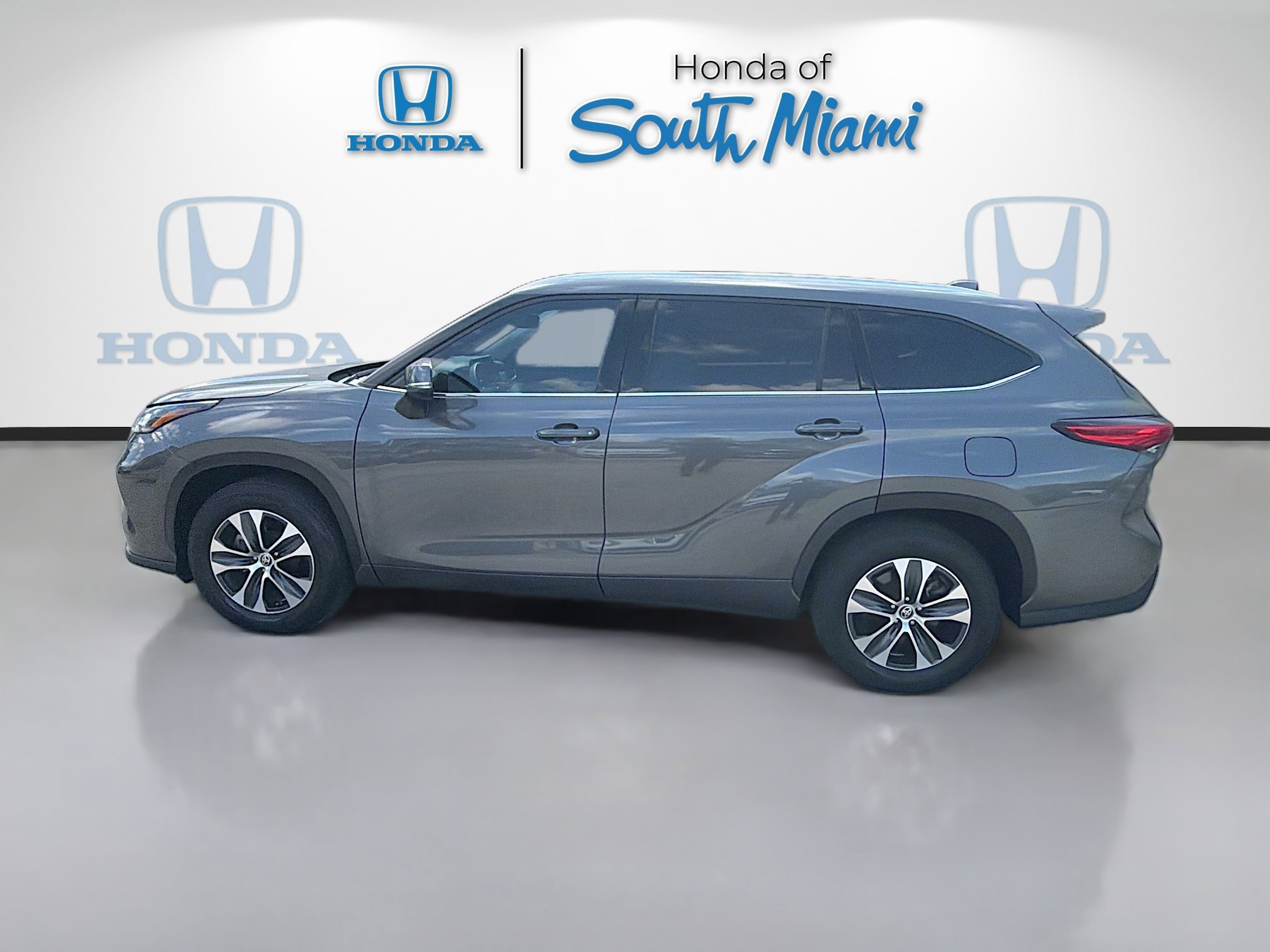 Used 2021 Toyota Highlander XLE FWD image 4