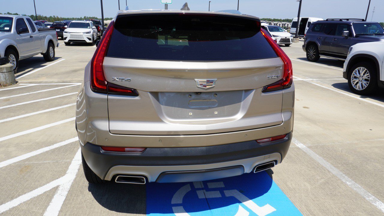 Used 2022 Cadillac XT4 Premium Luxury w/ Enhanced Visibility Package FWD image 8