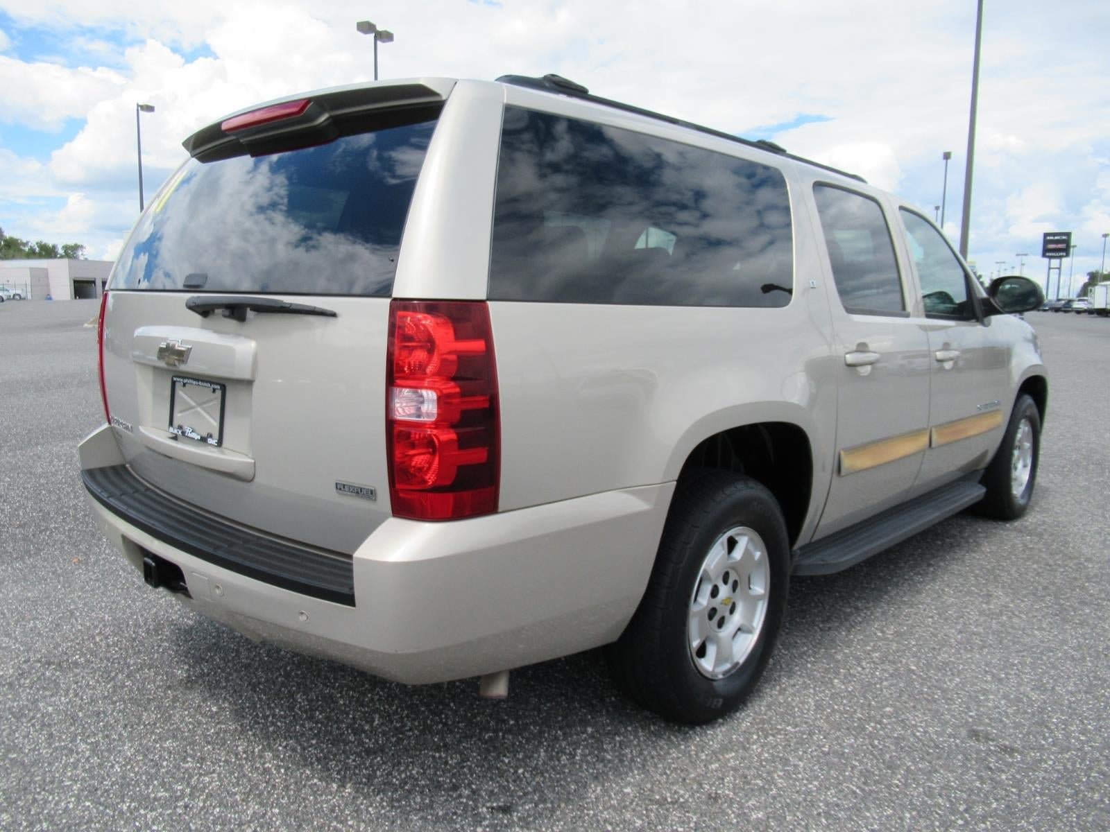 Used 2011 Chevrolet Suburban LT RWD image 7