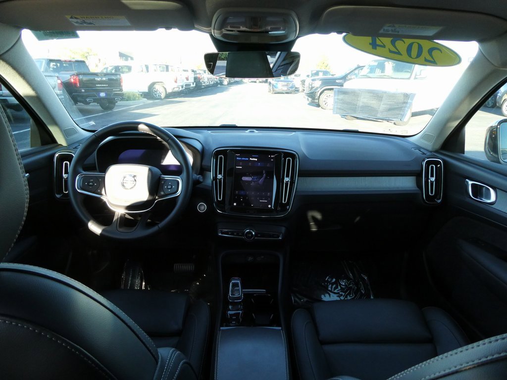 Used 2024 Volvo XC40 B5 Plus image 33