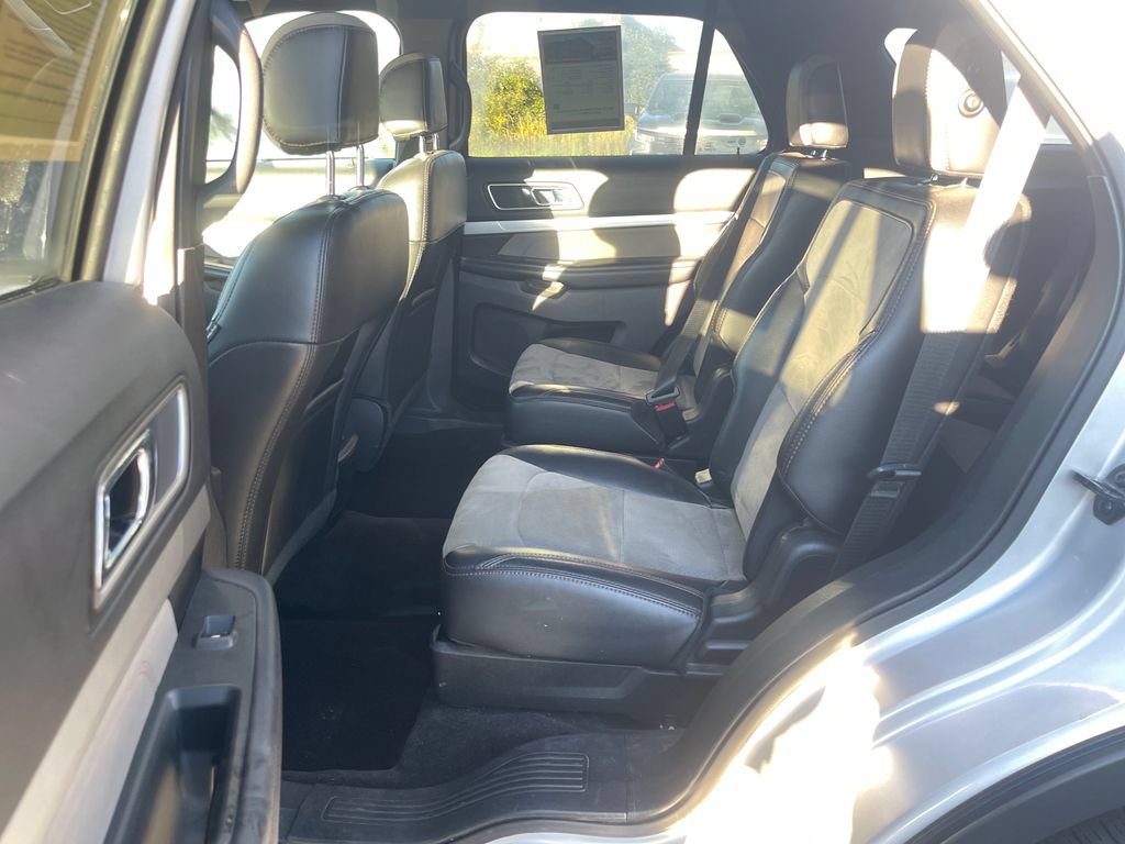 Used 2017 Ford Explorer XLT w/ Equipment Group 202A AWD/4WD image 29