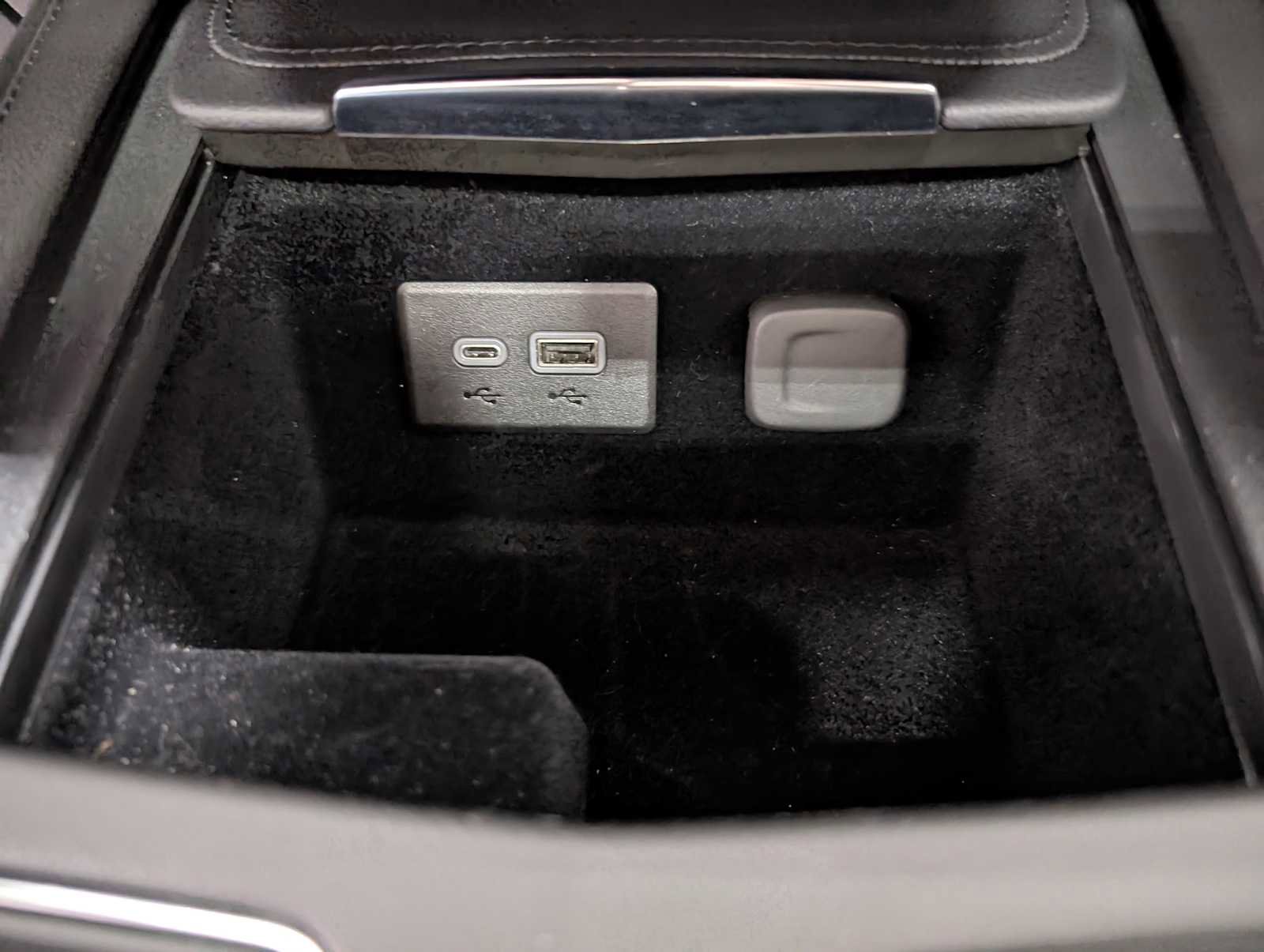 Used 2023 Cadillac XT4 Luxury w/ Cold Weather Package FWD image 32