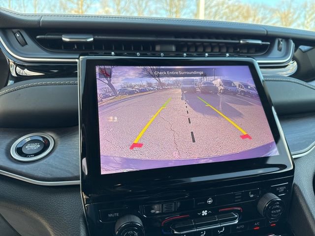 Used 2022 Jeep Grand Cherokee Limited image 15