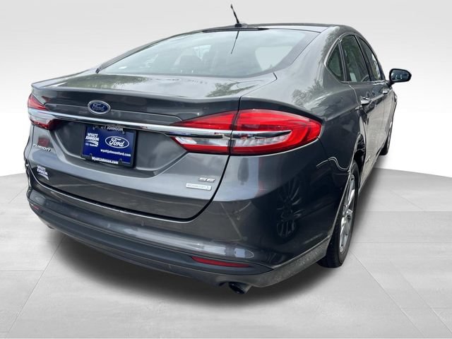 Used 2017 Ford Fusion SE w/ Fusion SE Technology Package FWD image 3