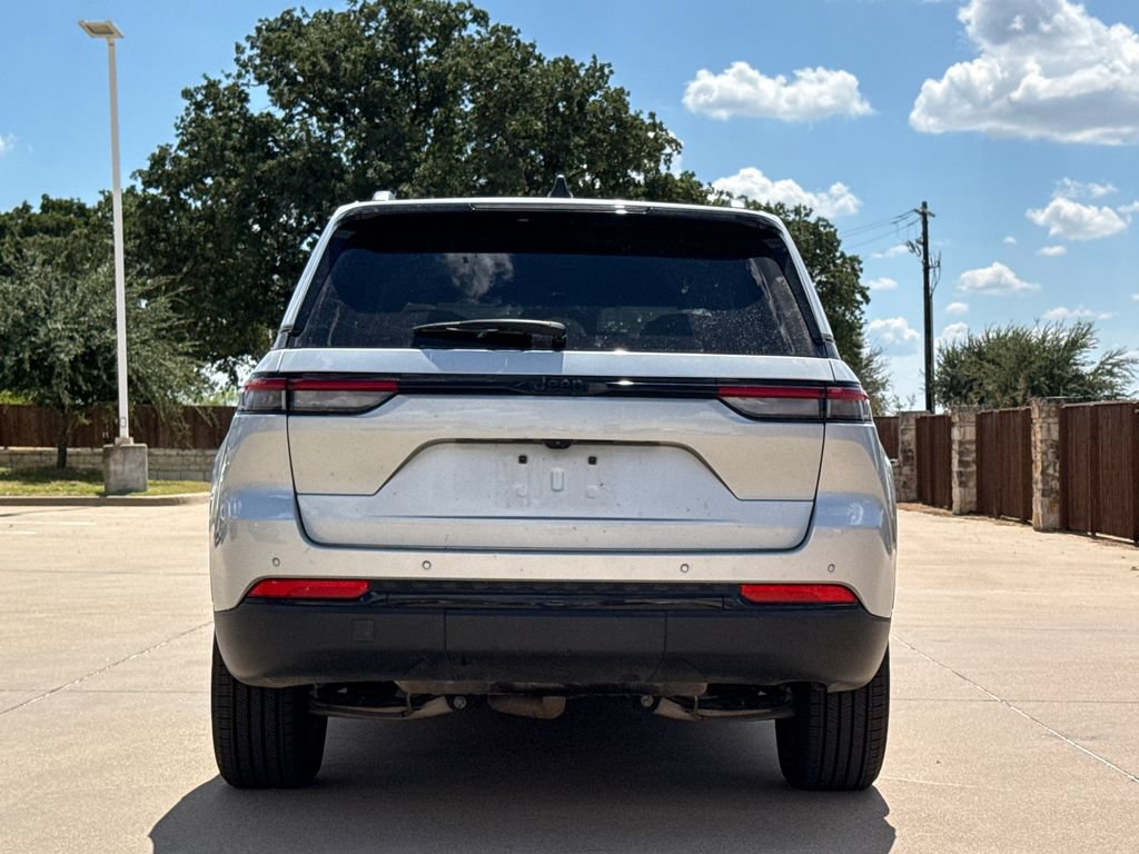 Used 2024 Jeep Grand Cherokee Altitude RWD image 7