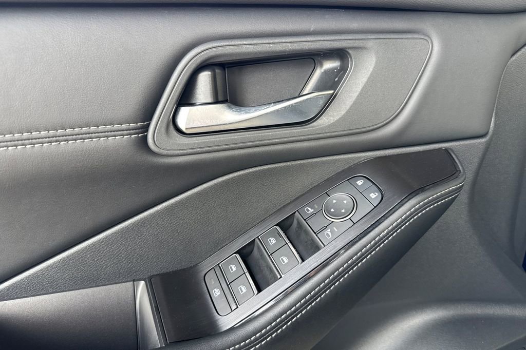 Used 2025 Nissan Rogue SL image 10