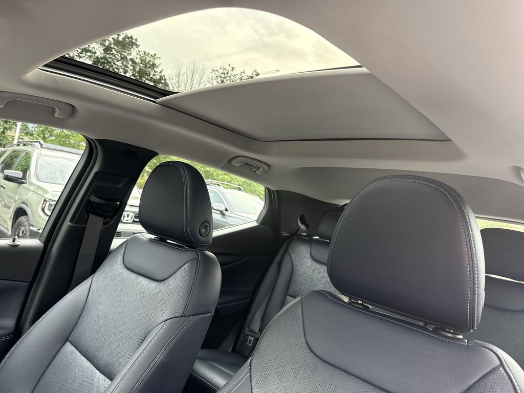 Used 2023 Chevrolet Bolt EUV Premier w/ Sun & Sound Package FWD image 16