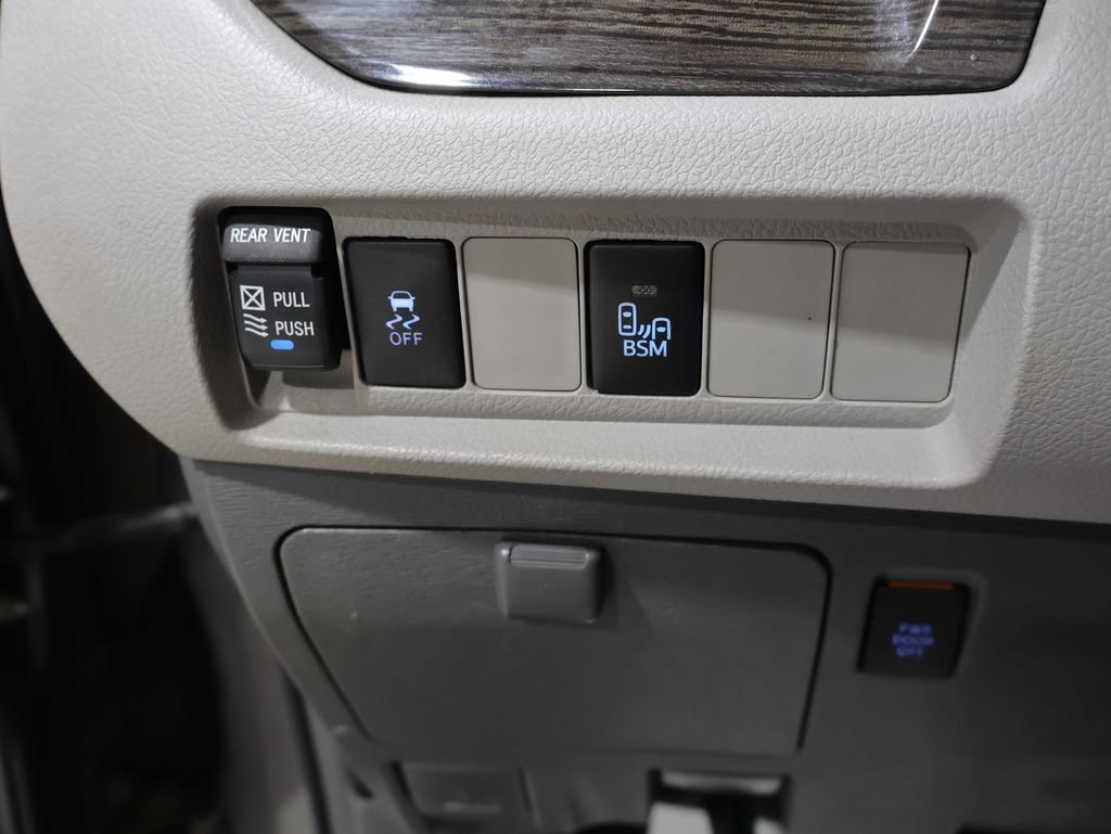 Used 2015 Toyota Sienna XLE AWD/4WD image 29