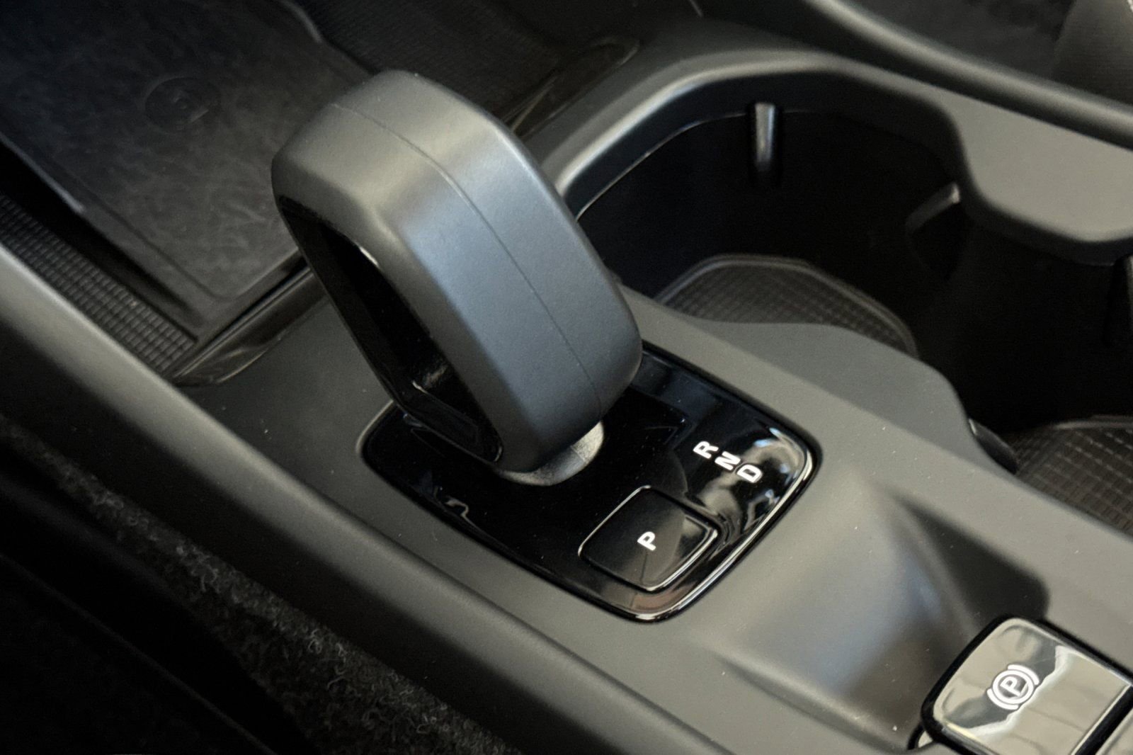 Certified 2025 Volvo XC40 B5 Core AWD/4WD image 25