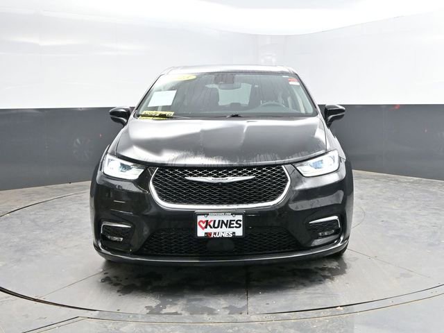 Used 2023 Chrysler Pacifica Touring-L FWD image 2