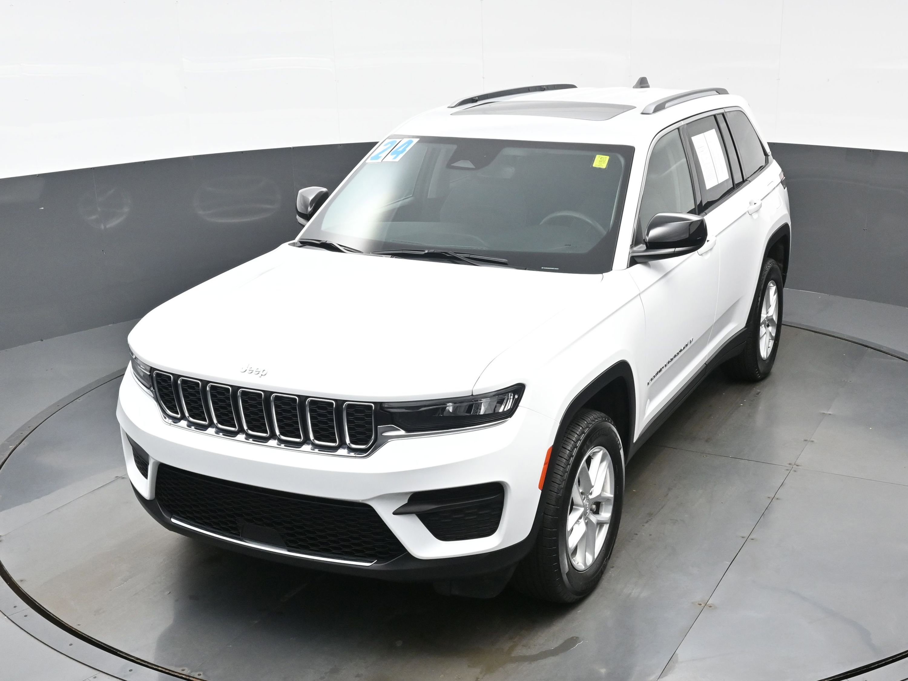 Used 2024 Jeep Grand Cherokee Laredo X image 32