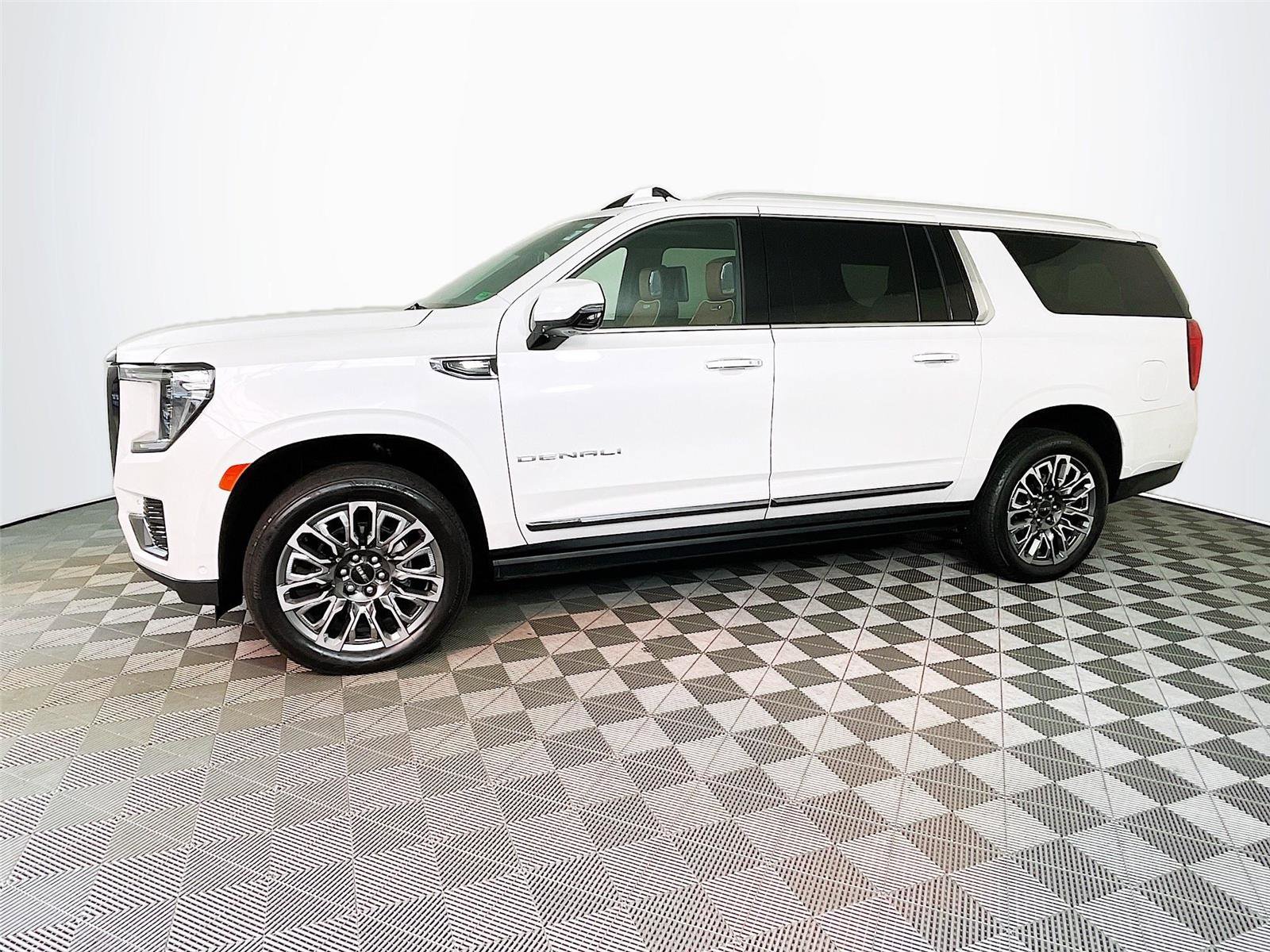 Used 2023 GMC Yukon XL Denali Ultimate image 4