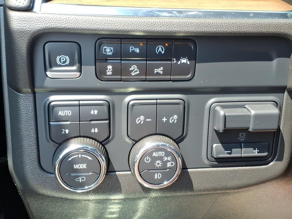 Used 2025 Chevrolet Tahoe High Country AWD/4WD image 7