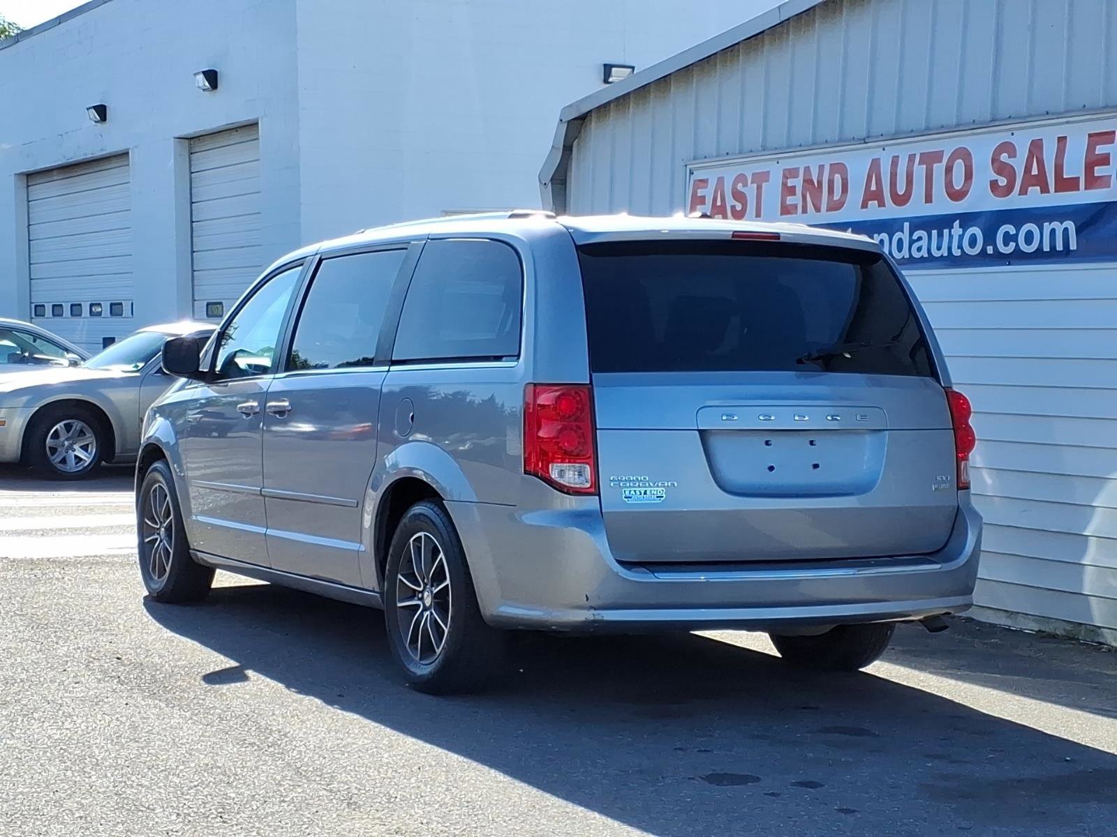 Used 2017 Dodge Grand Caravan SXT FWD image 3