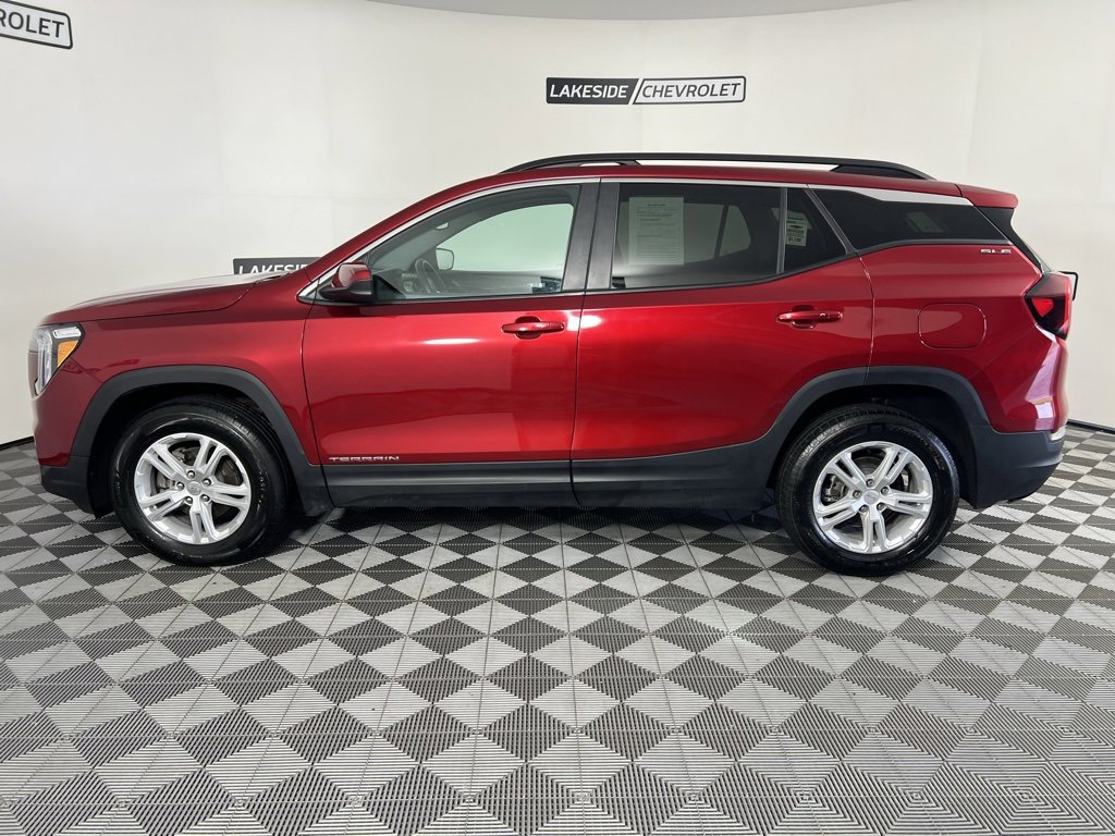 Used 2024 GMC Terrain SLE w/ Driver Convenience Package image 3