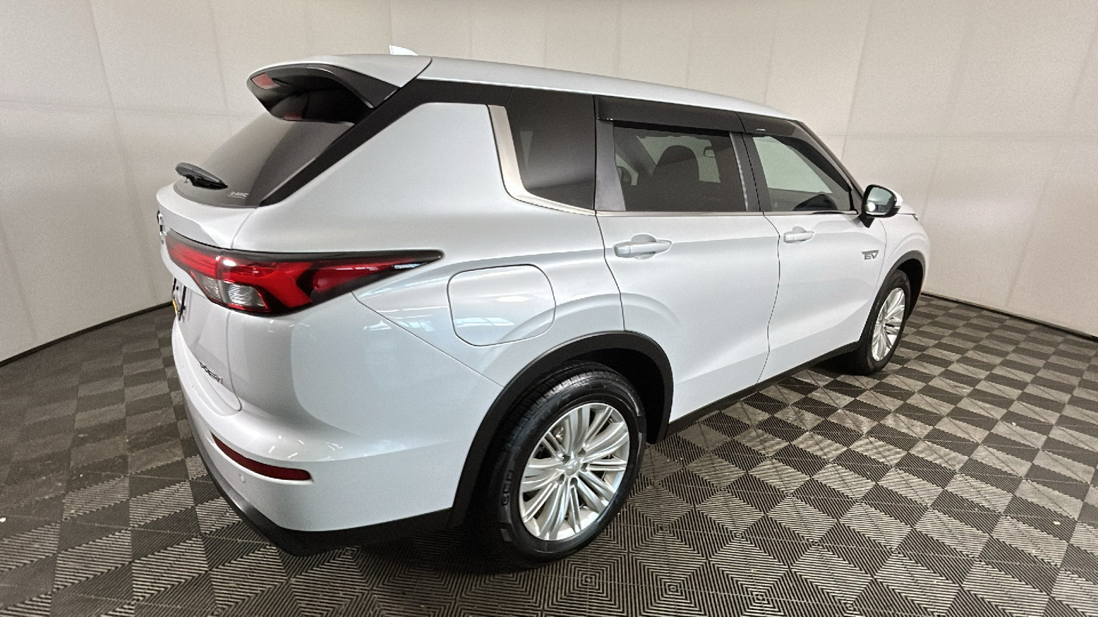 Used 2023 Mitsubishi Outlander ES AWD/4WD image 2