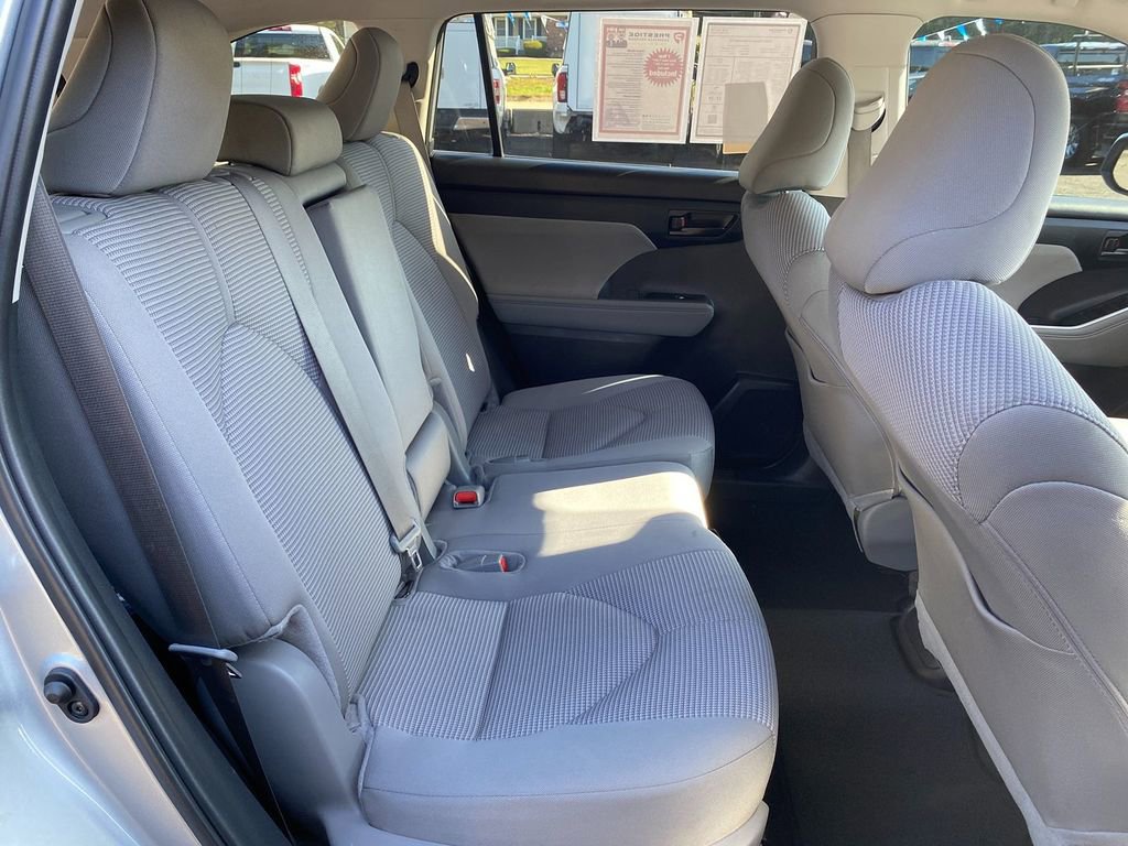 Used 2024 Toyota Highlander LE image 26