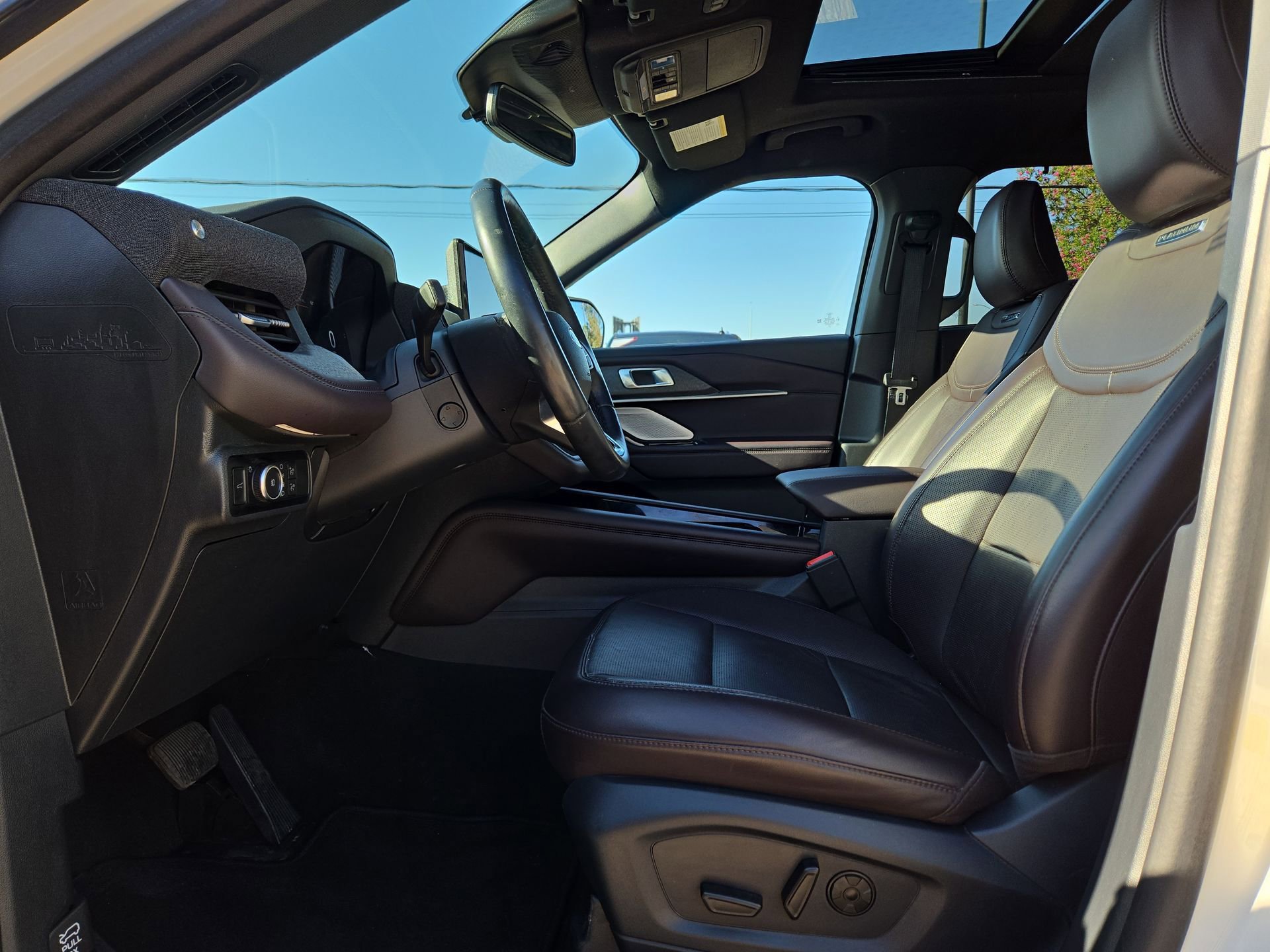 Used 2025 Ford Explorer Platinum RWD image 16