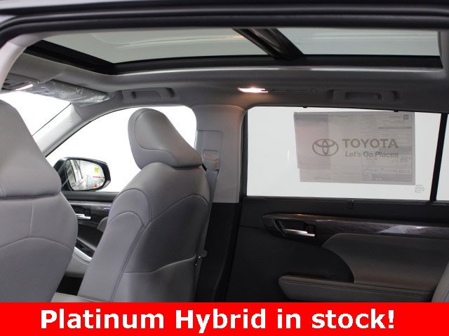 New 2025 Toyota Highlander Platinum image 4