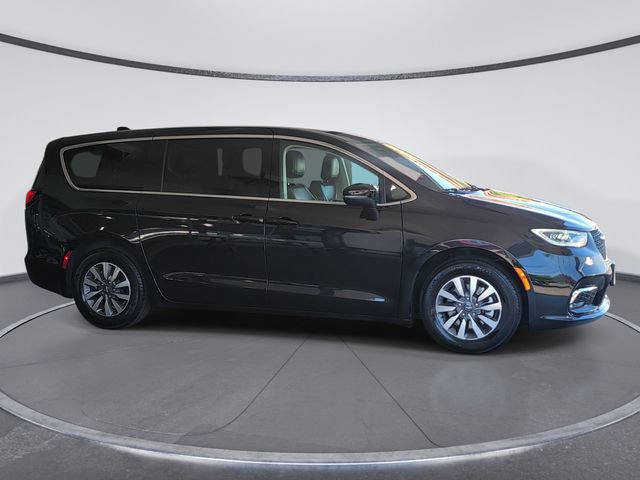Used 2023 Chrysler Pacifica Touring-L FWD video 2