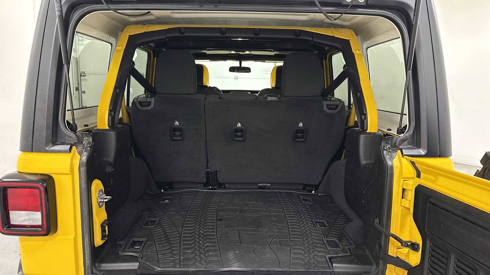 Used 2019 Jeep Wrangler Unlimited Sahara image 28