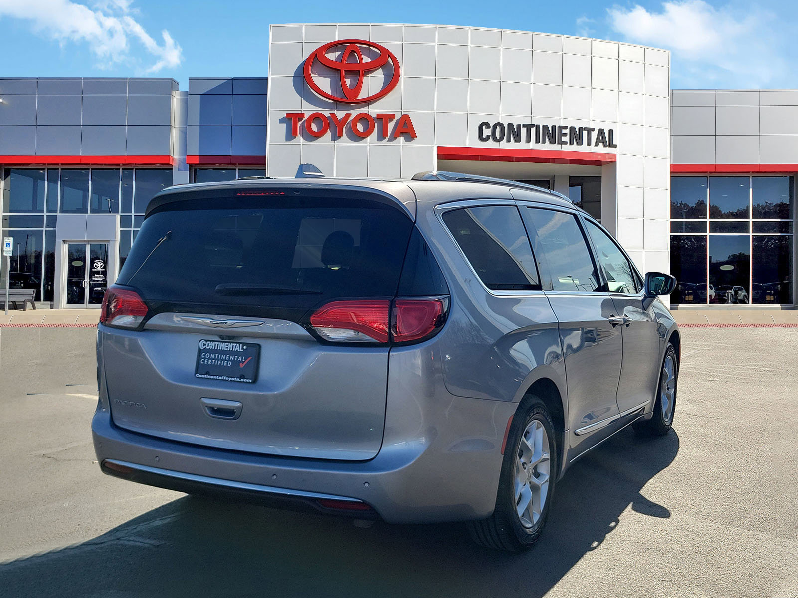 Used 2019 Chrysler Pacifica Touring-L Plus w/ Tire & Wheel Group image 5