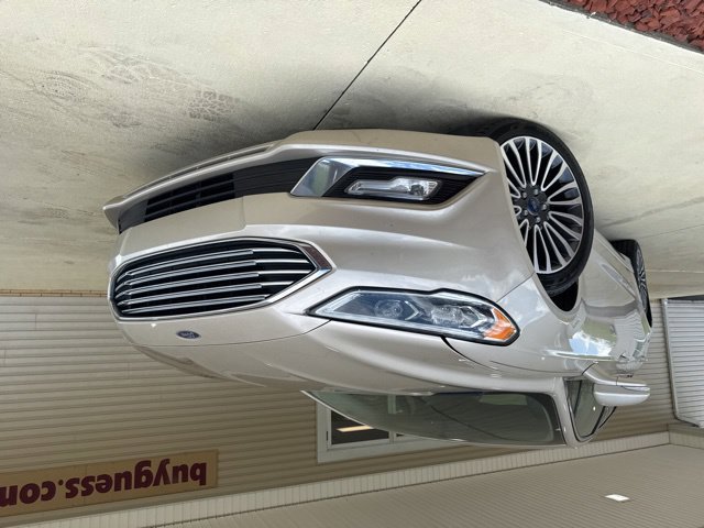 Used 2017 Ford Fusion SE w/ Fusion SE Technology Package FWD image 2