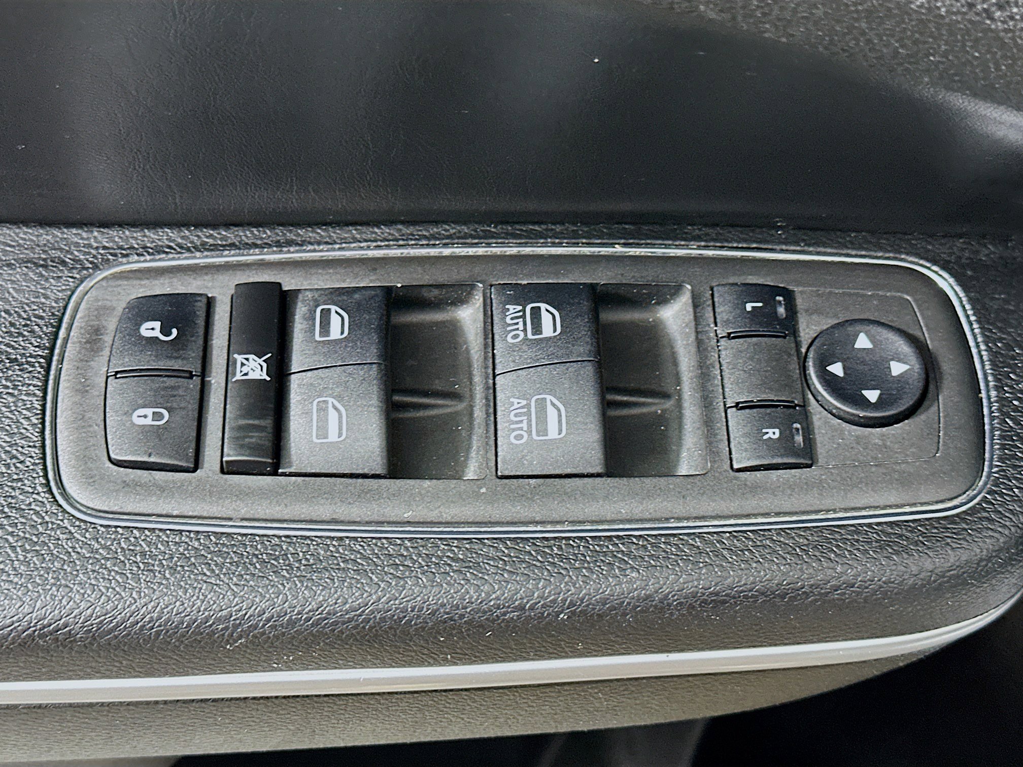 Used 2023 Chrysler 300 Touring w/ Sport Appearance Package image 15