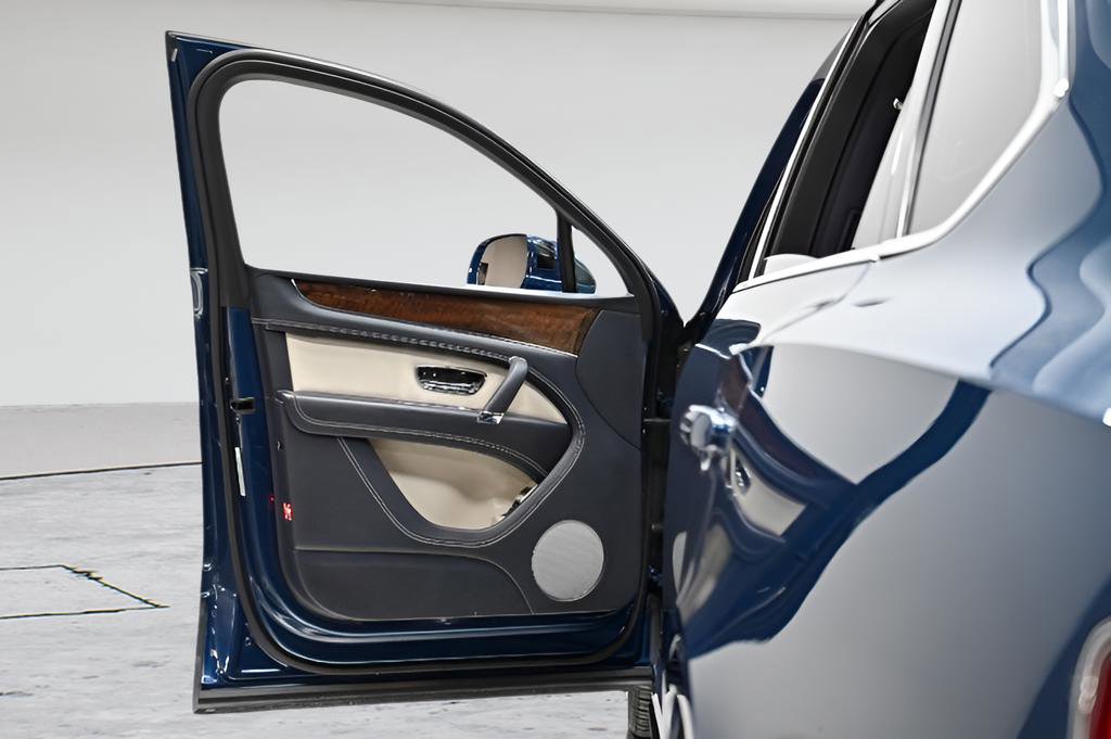 Used 2018 Bentley Bentayga image 16