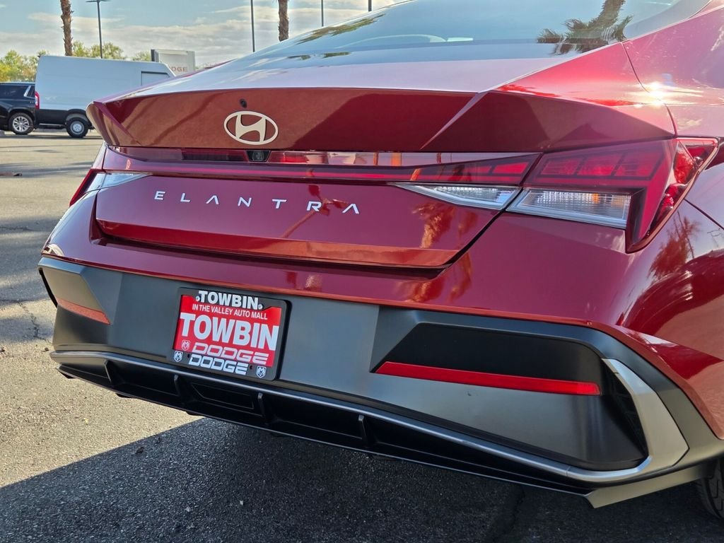 Used 2025 Hyundai Elantra SEL FWD image 5
