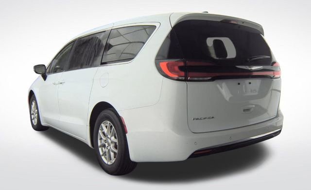 Used 2024 Chrysler Pacifica Touring-L image 6