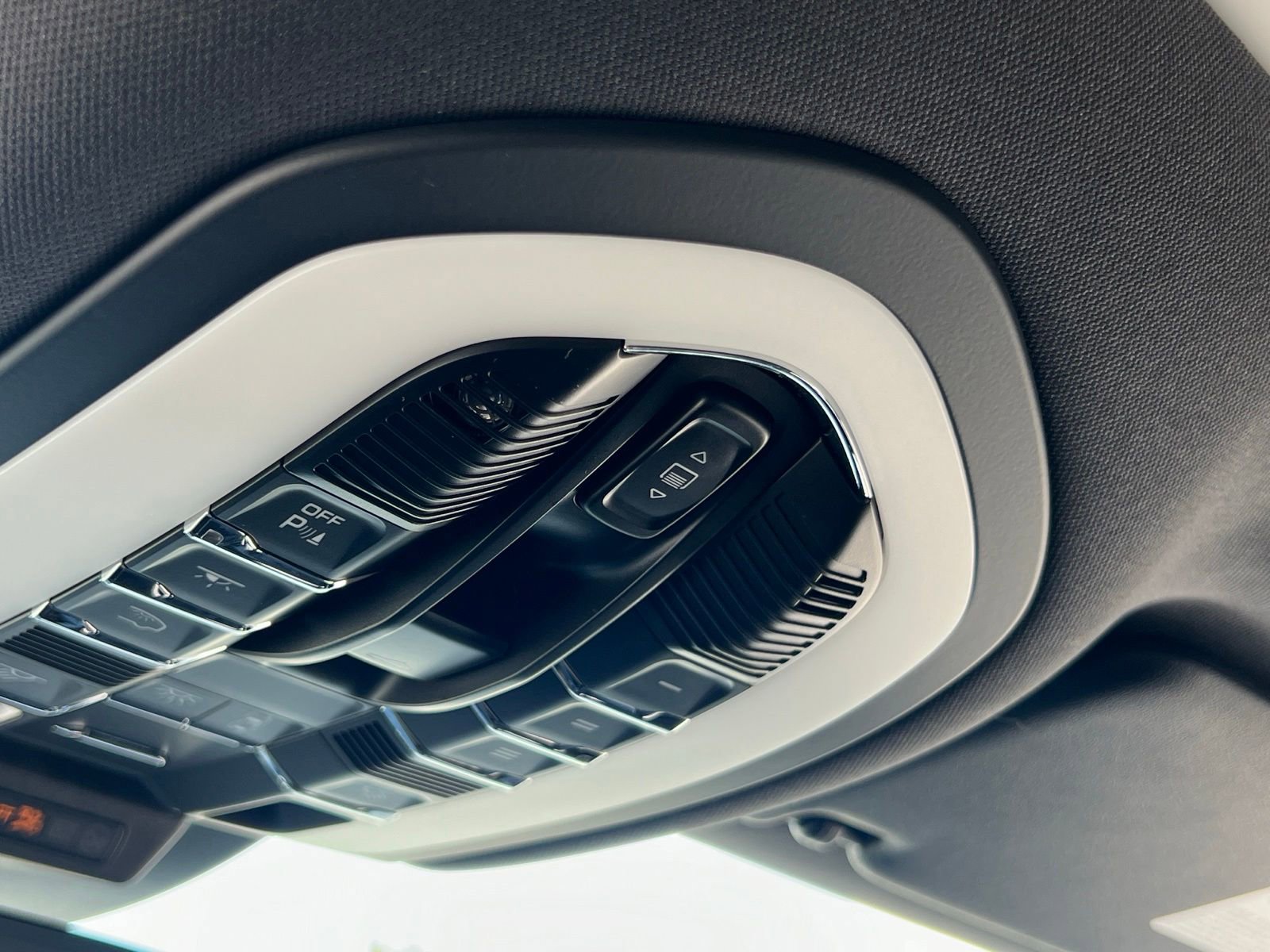Certified 2025 Porsche Macan AWD/4WD image 35