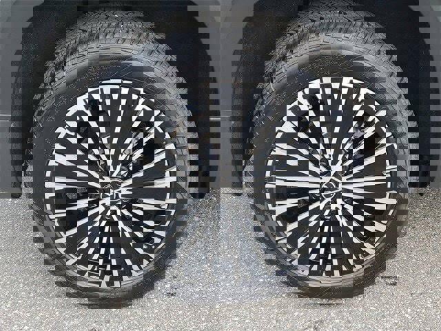 Certified 2025 Volkswagen Taos SE image 5