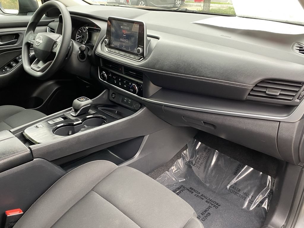 Used 2025 Nissan Rogue S FWD image 17