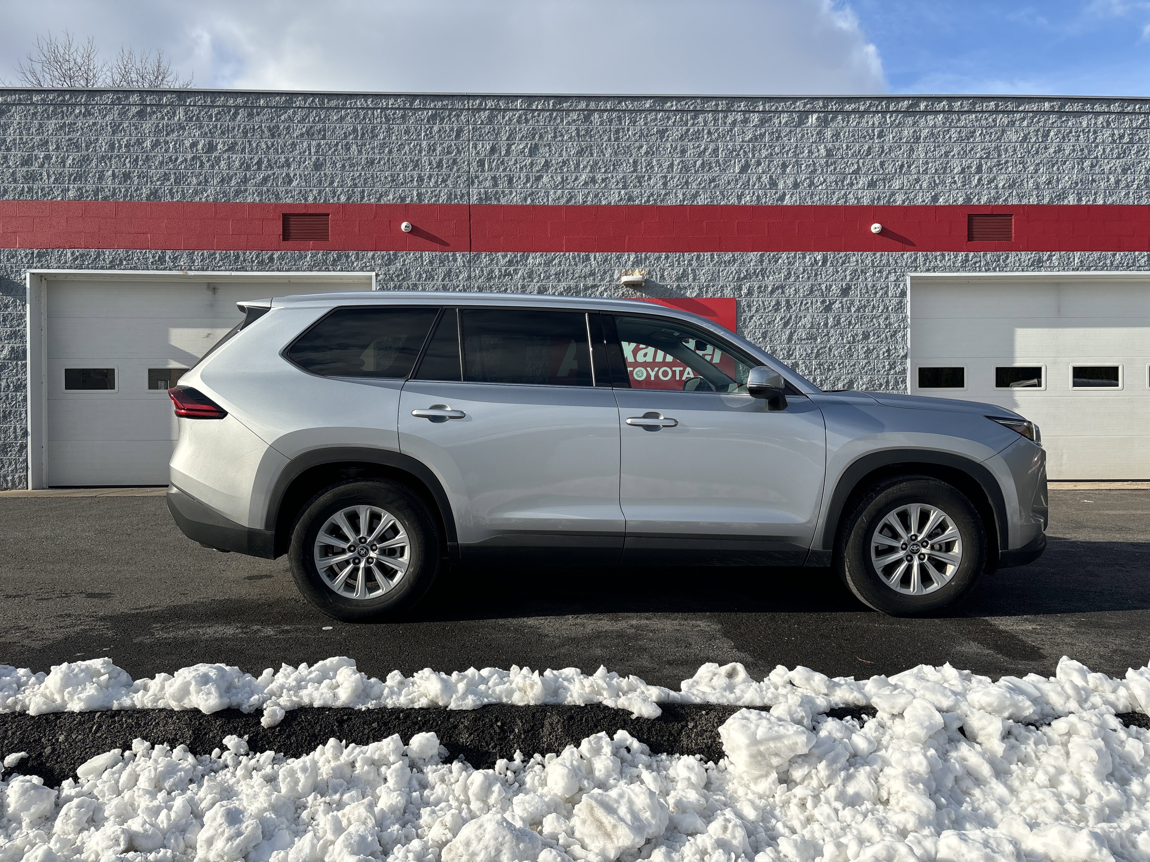 Used 2025 Toyota Grand Highlander AWD image 2