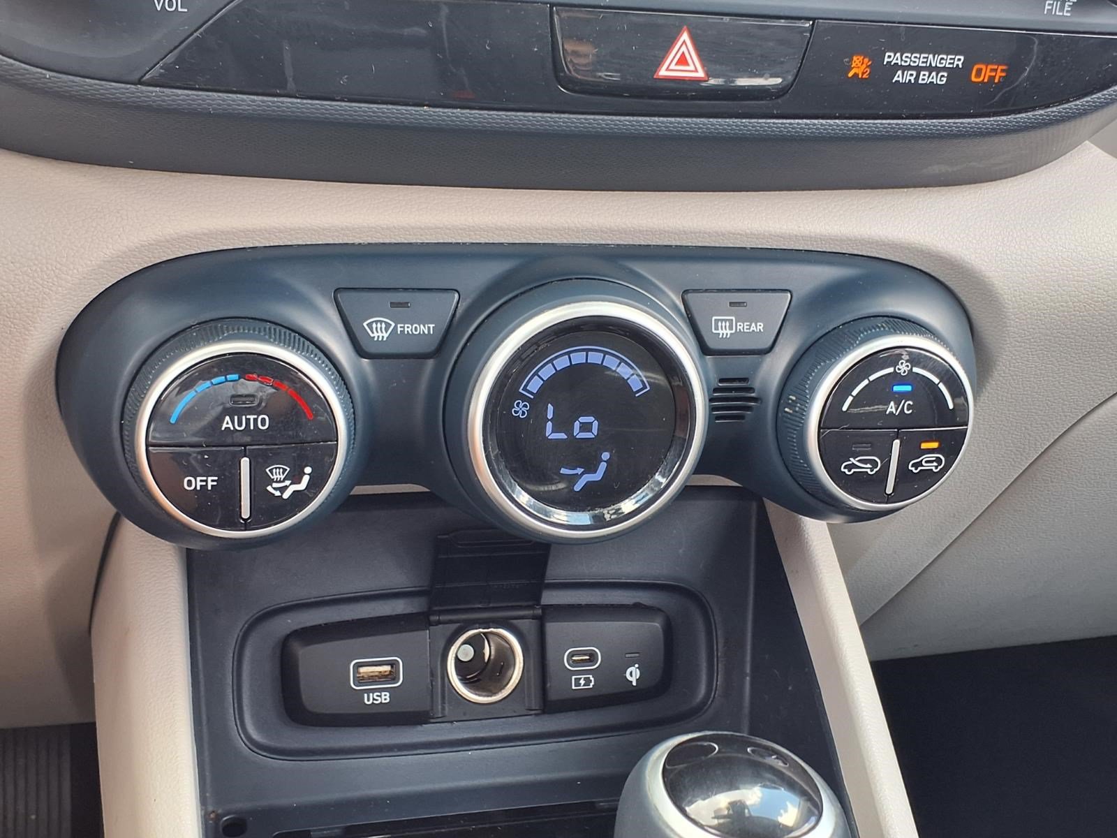 Used 2025 Hyundai Venue Limited FWD image 16