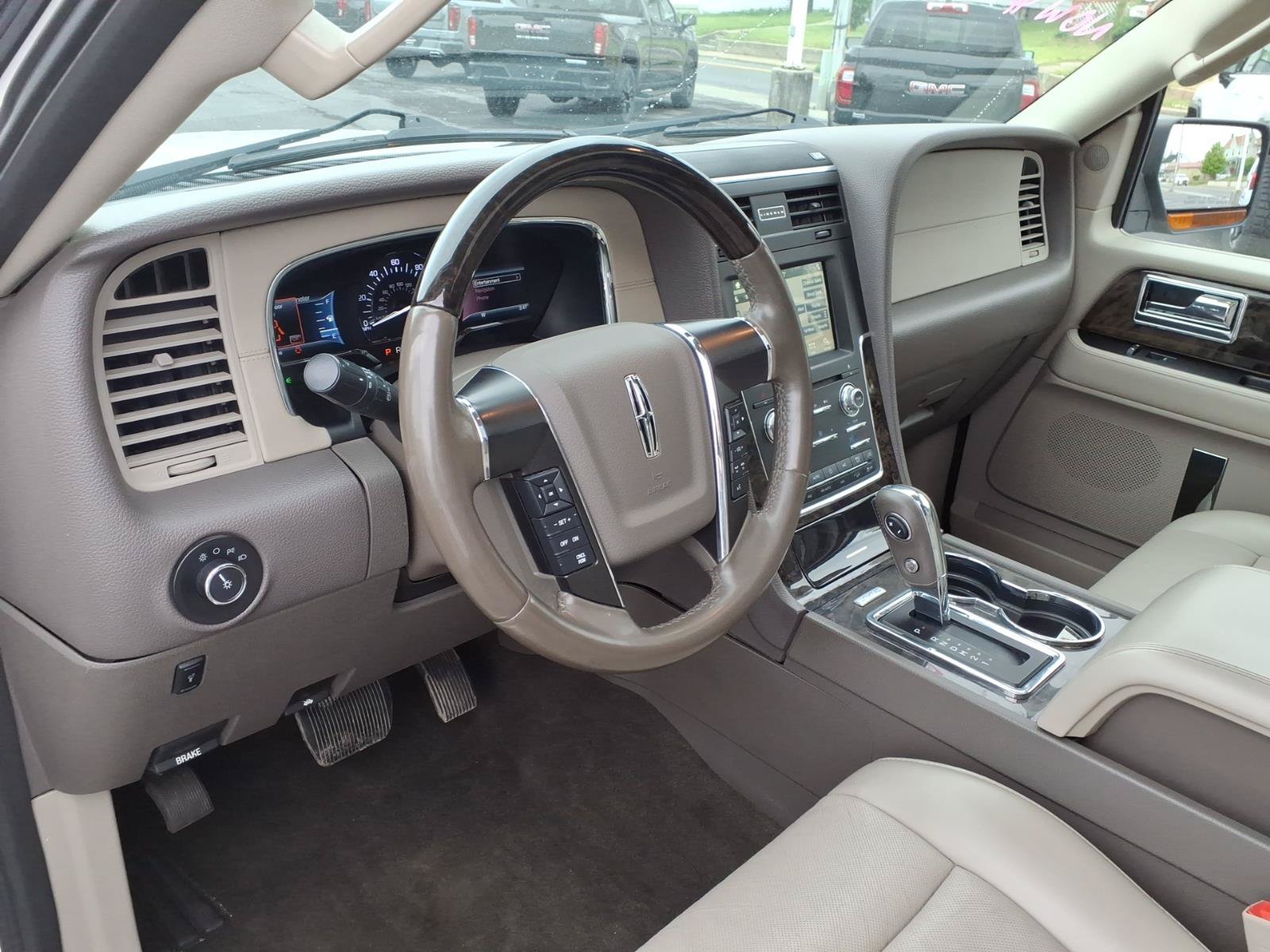 Used 2017 Lincoln Navigator L Select AWD/4WD image 21