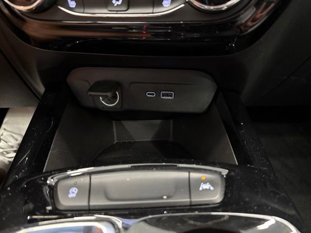 Used 2025 Chevrolet Trax LT w/ LT Convenience Package FWD image 29