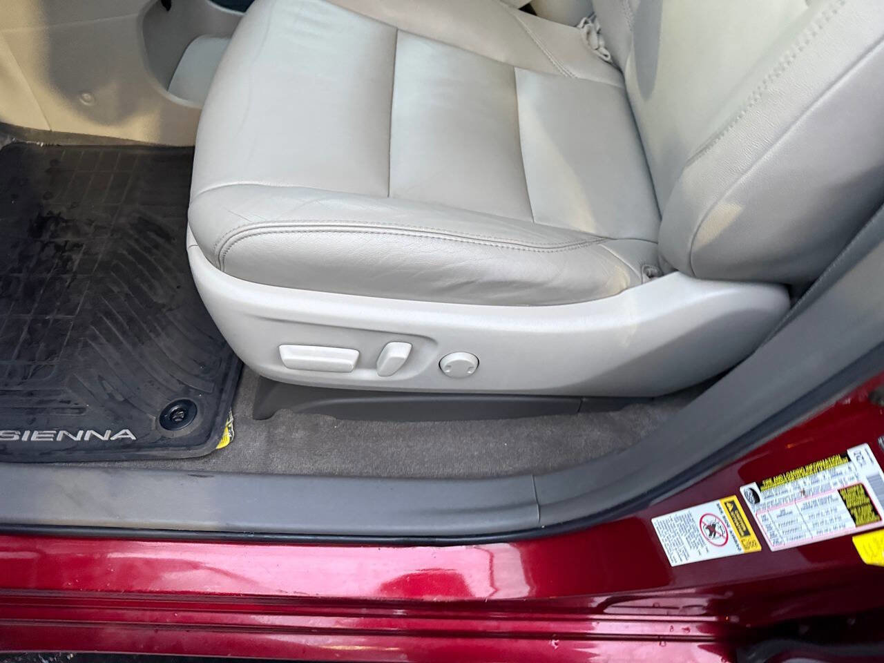 Used 2015 Toyota Sienna image 95