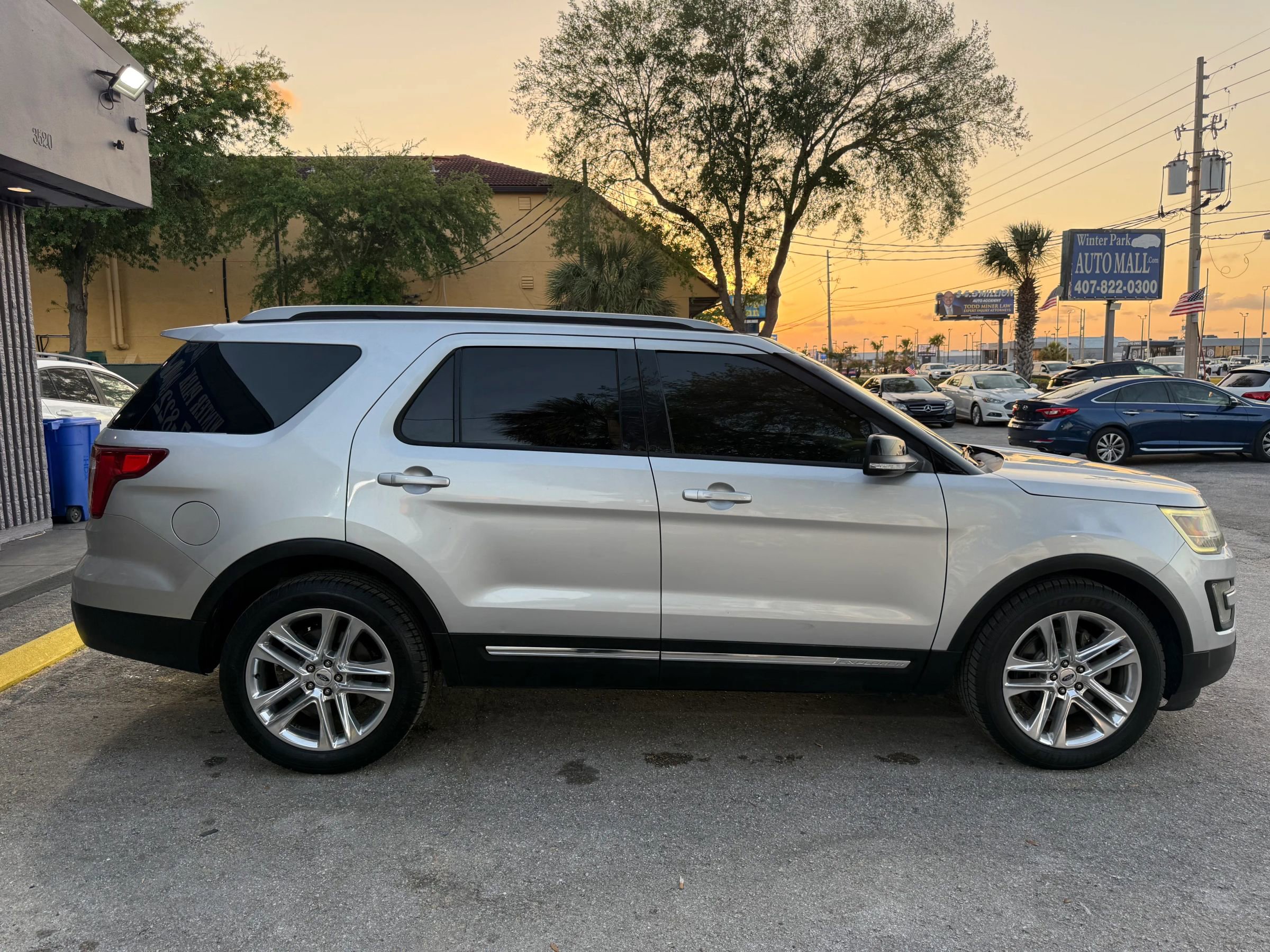 Used 2017 Ford Explorer XLT w/ Equipment Group 202A image 4