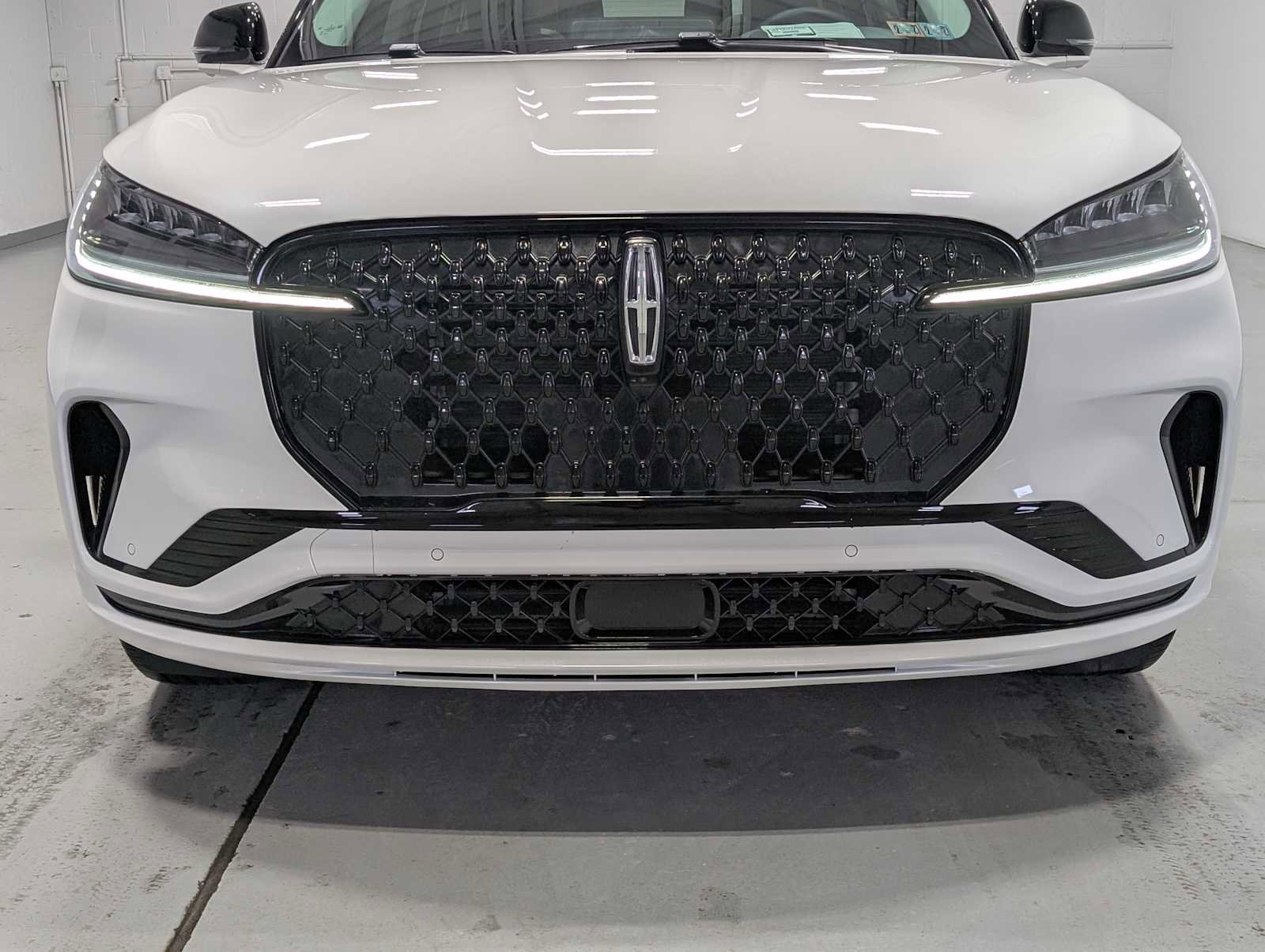 Certified 2025 Lincoln Aviator AWD w/ Jet Appearance Package image 2