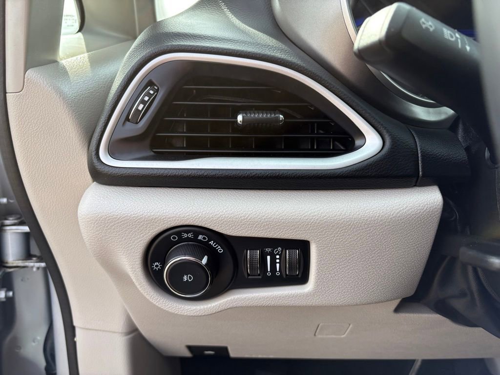 Certified 2023 Chrysler Pacifica Touring-L FWD image 23