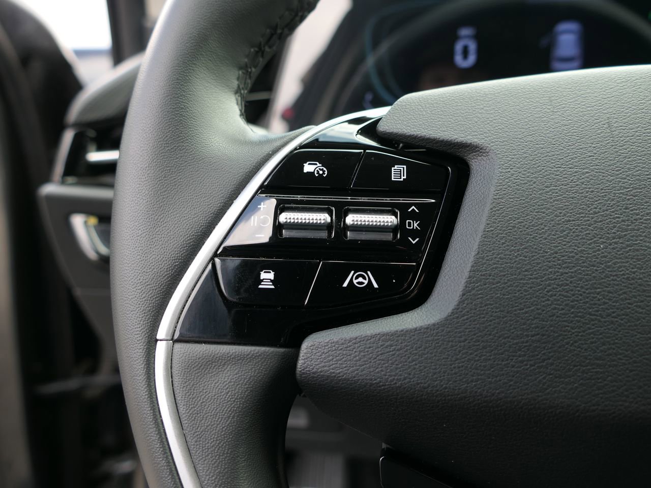 Used 2025 Kia Niro EX image 15