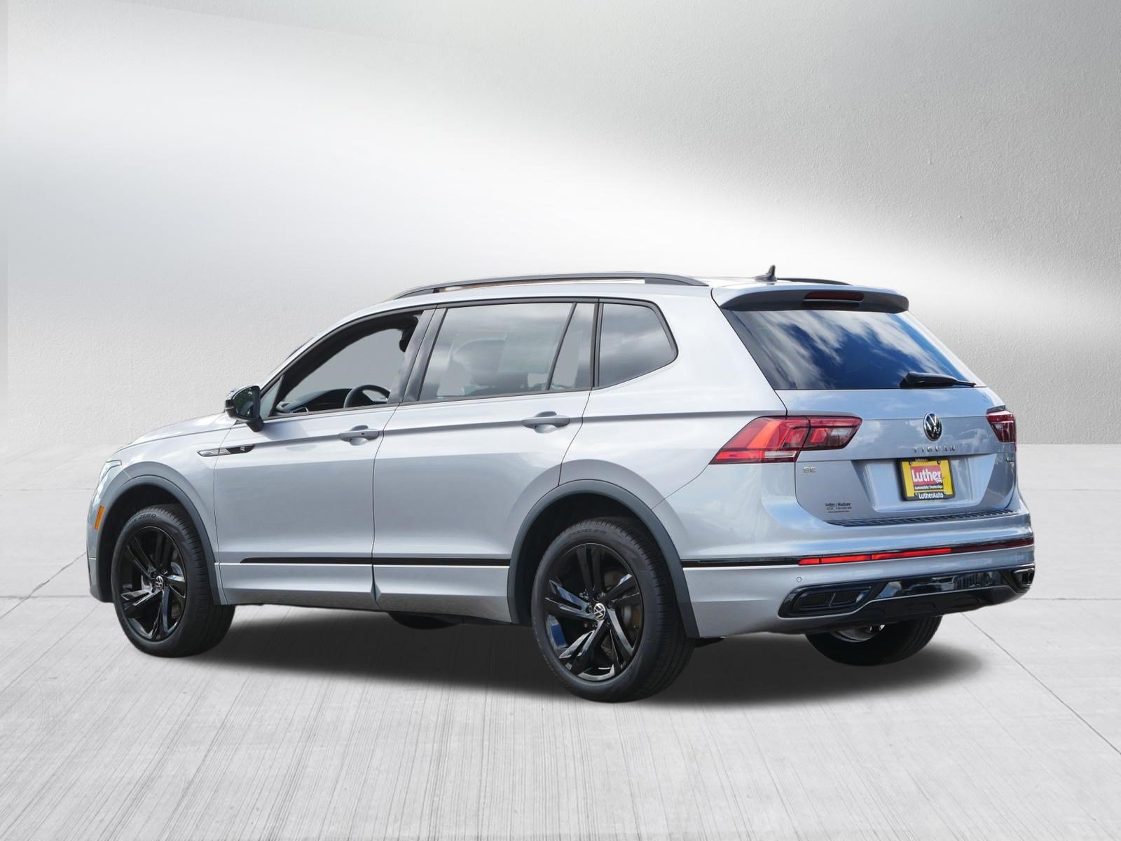 Used 2023 Volkswagen Tiguan SE R-Line AWD/4WD image 5