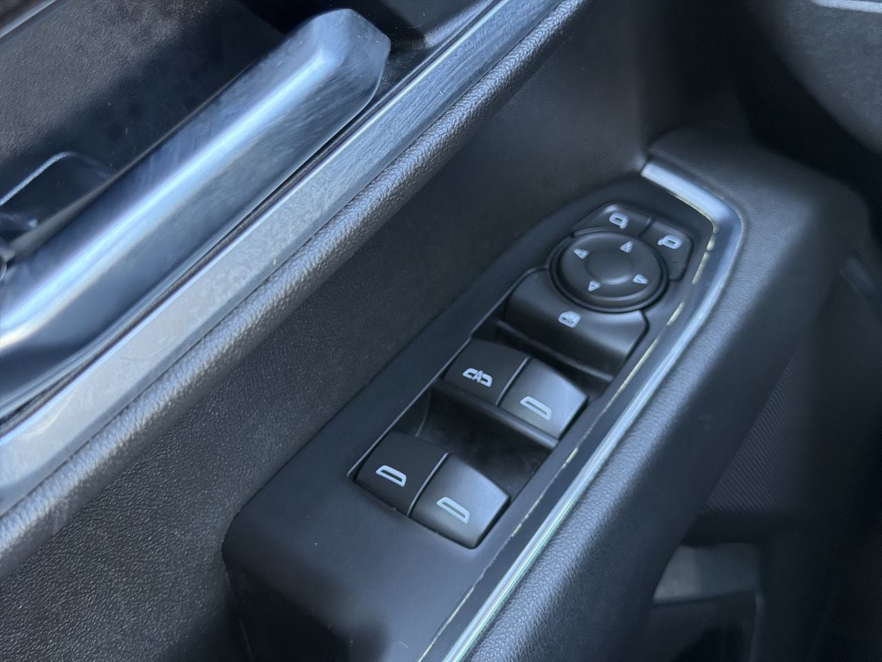 Used 2025 Chevrolet Silverado 1500 LT AWD/4WD image 11