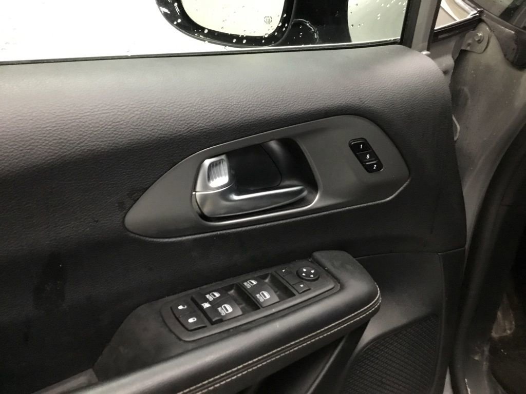 Used 2025 Chrysler Pacifica Select image 7