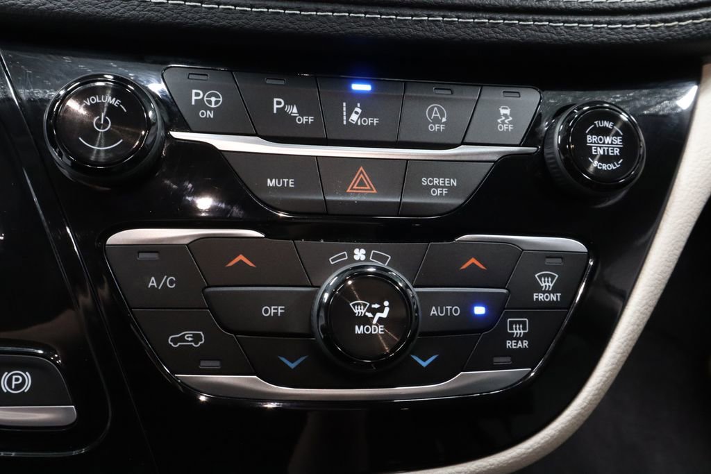 Used 2022 Chrysler Pacifica Touring-L w/ Uconnect Theater Family Group FWD image 33